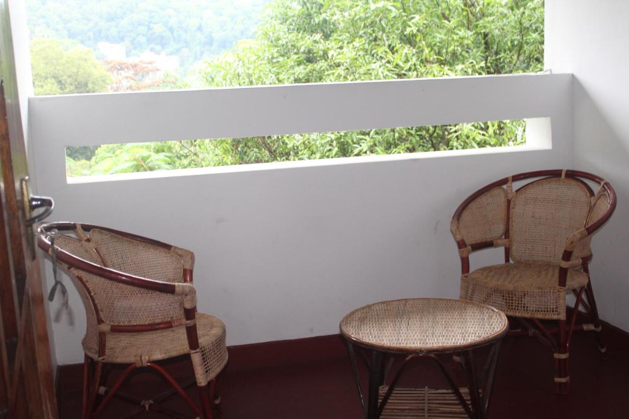 Lazy Bear Best Hostel In Kandy Esterno foto