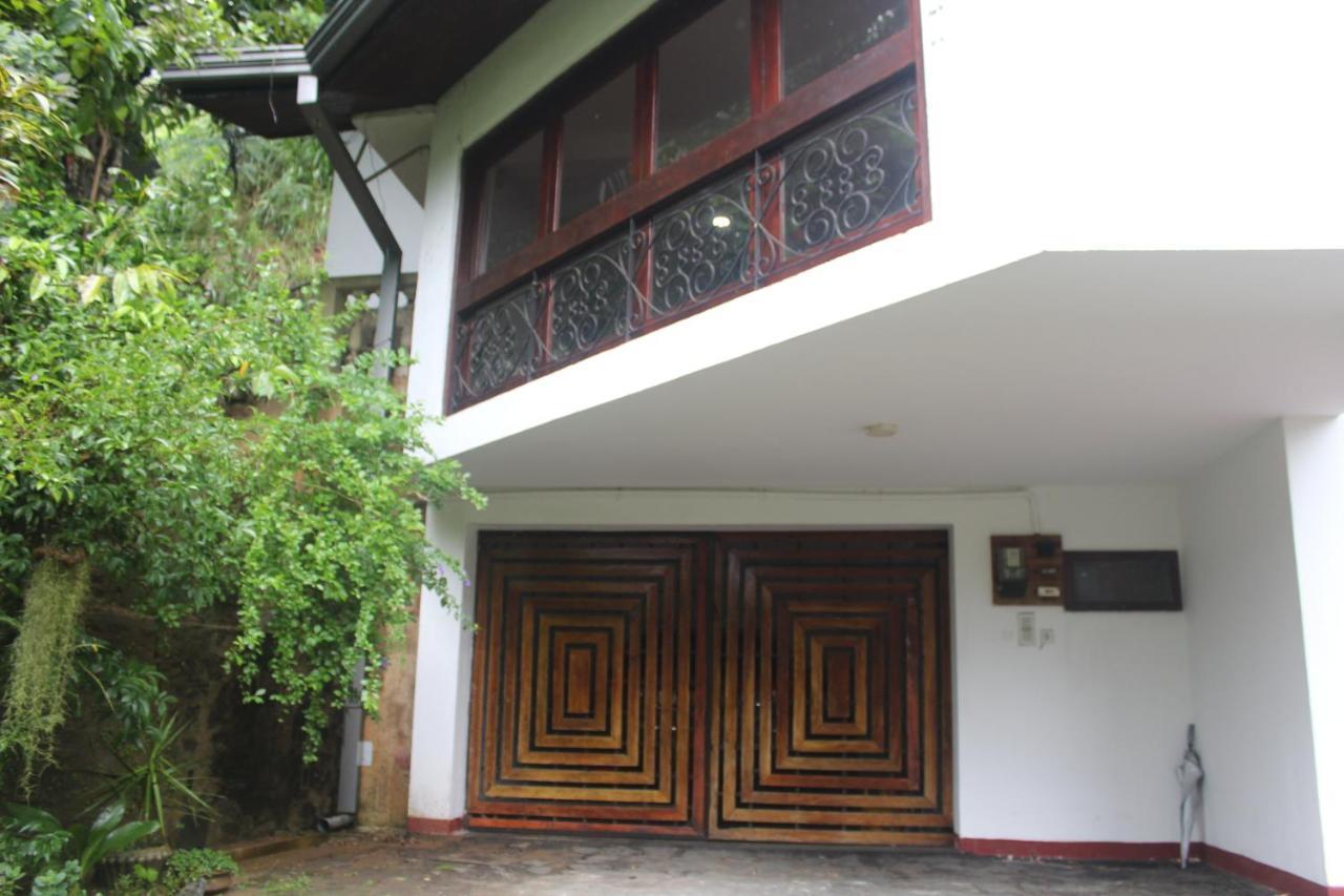 Lazy Bear Best Hostel In Kandy Esterno foto